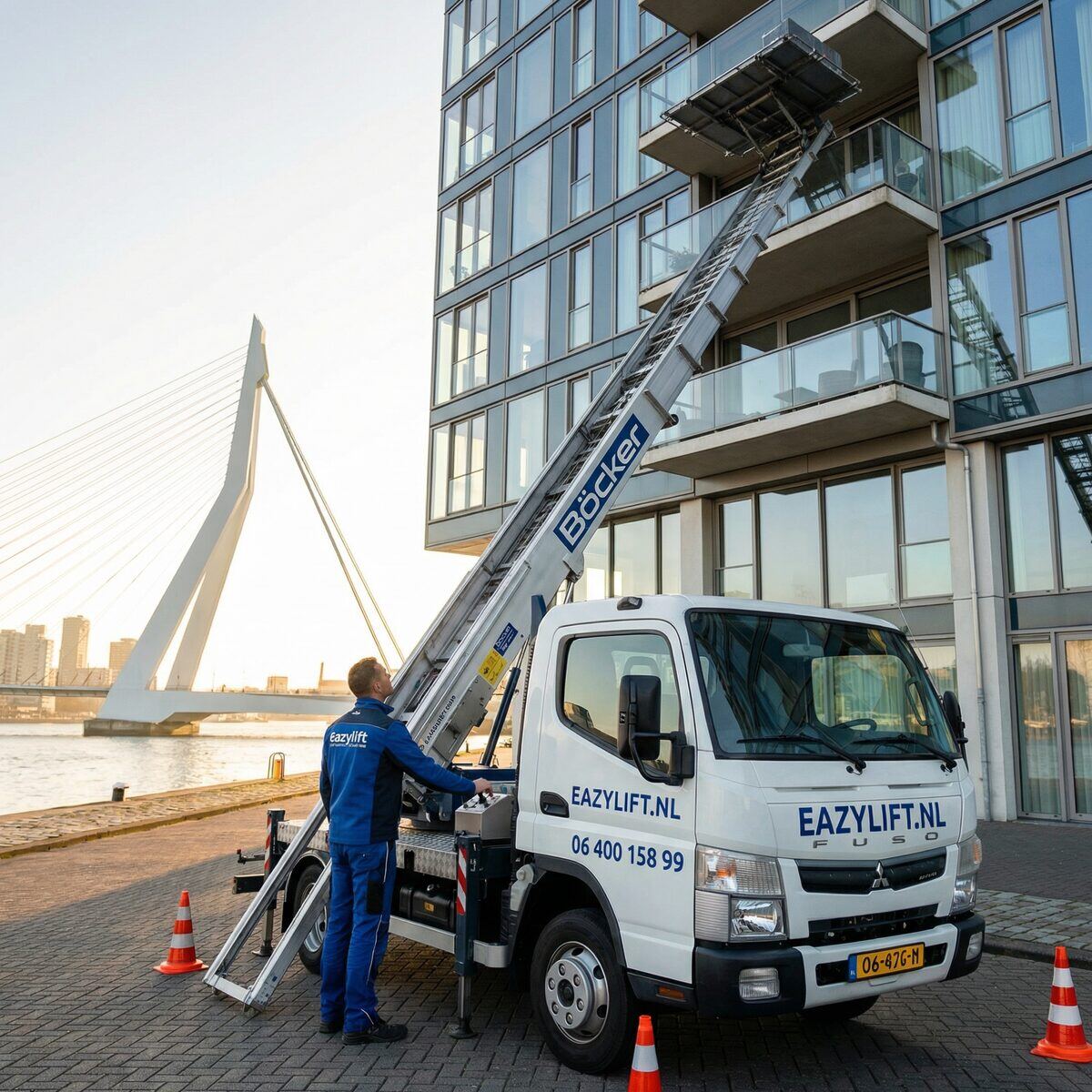 Professionele operator bedient Eazylift verhuislift